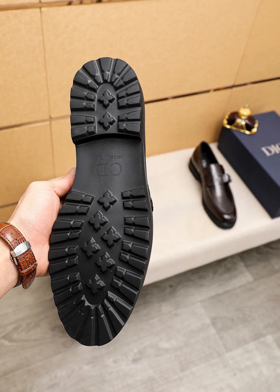 Men's shoes 💰460 💐 Product trademark: Dior "Dior" casual leather shoes Regular size: 39-44 (38.45🉑️customized) Product materials: Selected Italian imported first-layer open-edge beaded cowhide upper + classic hardware buckle, imported water-dyed cowhide lining. Strong three-dimensional visual effect, foam outsole Color: 2⃣️colors available